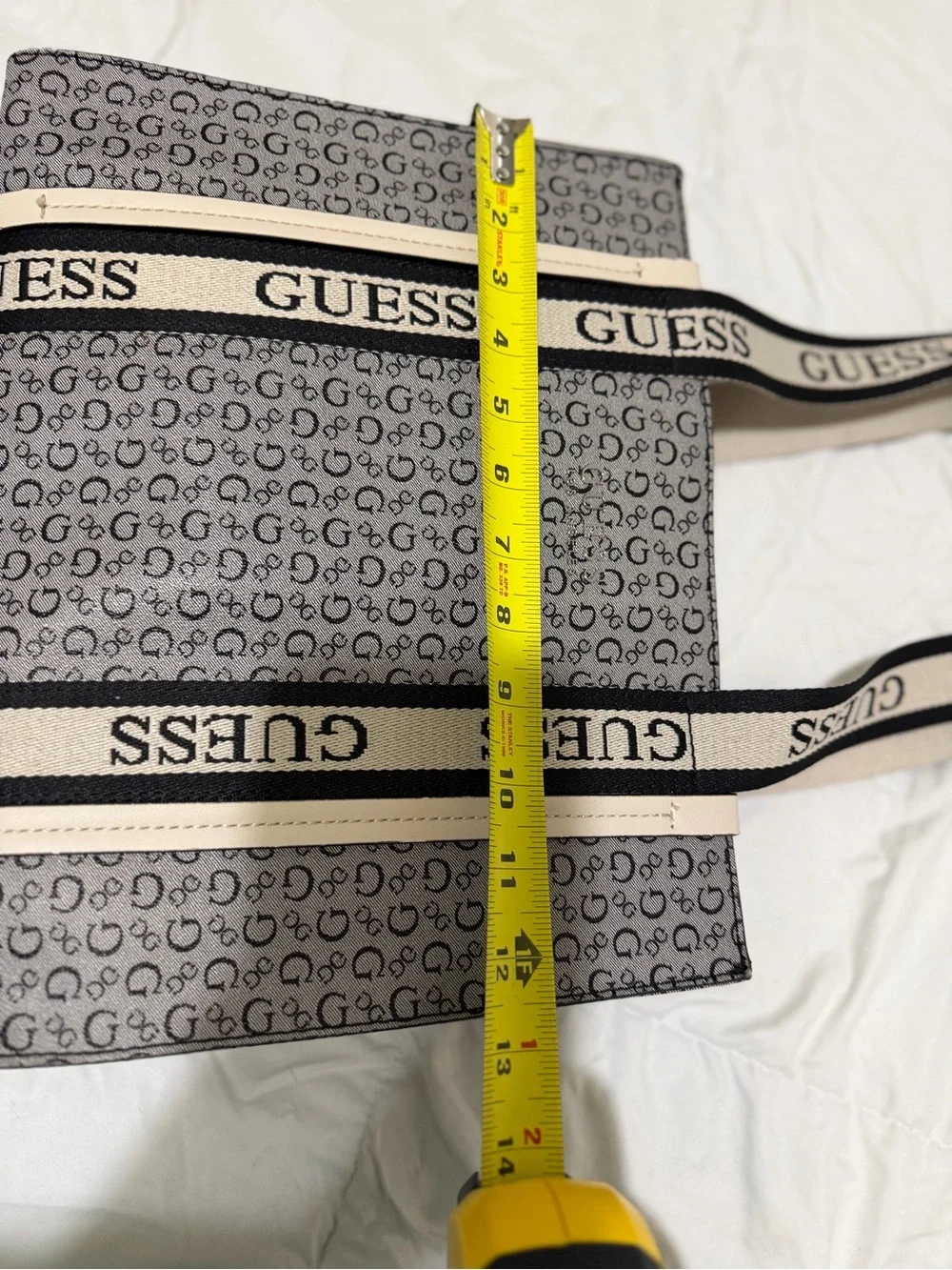 Guess tote repeating